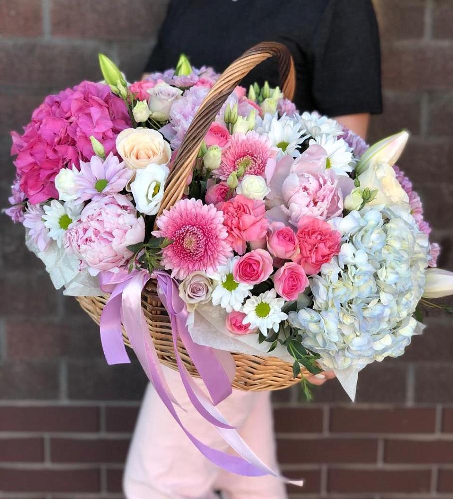 Цветочная композиция из Розы, Хризантемы, Пионы и Лизиантусы в корзине в Ивановское
